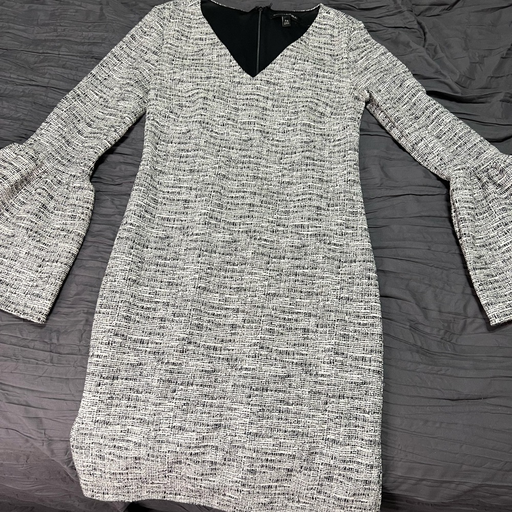 Banana republic V-neck dress with bell sleeves size extra small